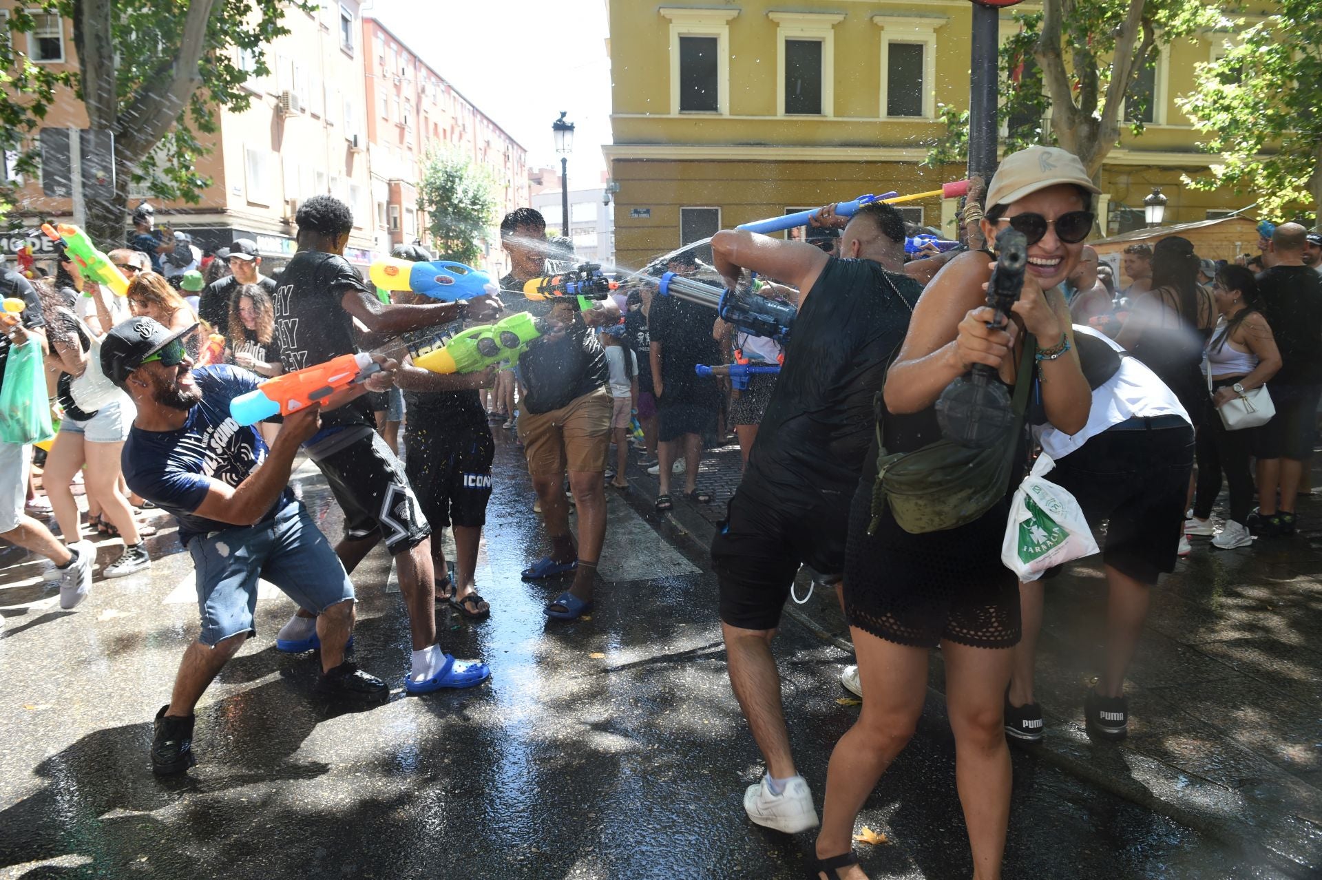 La Batalla Naval llena de agua las calles de Vallecas.