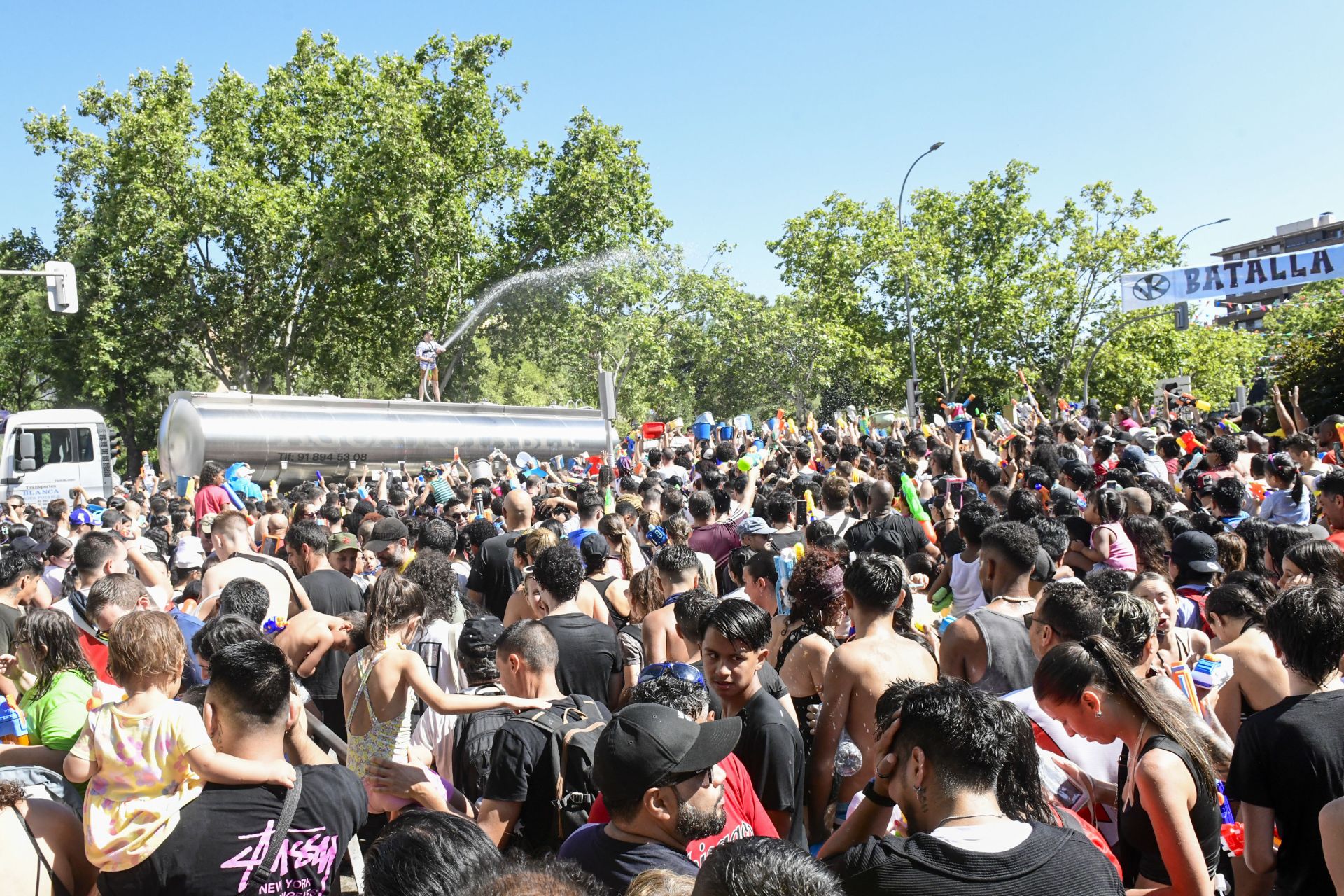 La Batalla Naval llena de agua las calles de Vallecas.