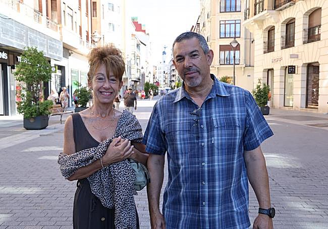 María Ángeles y Julio paseaban por la calle Santiago.