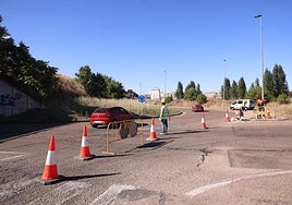 Regulación del tráfico en la VA-20, este lunes por la mañana.