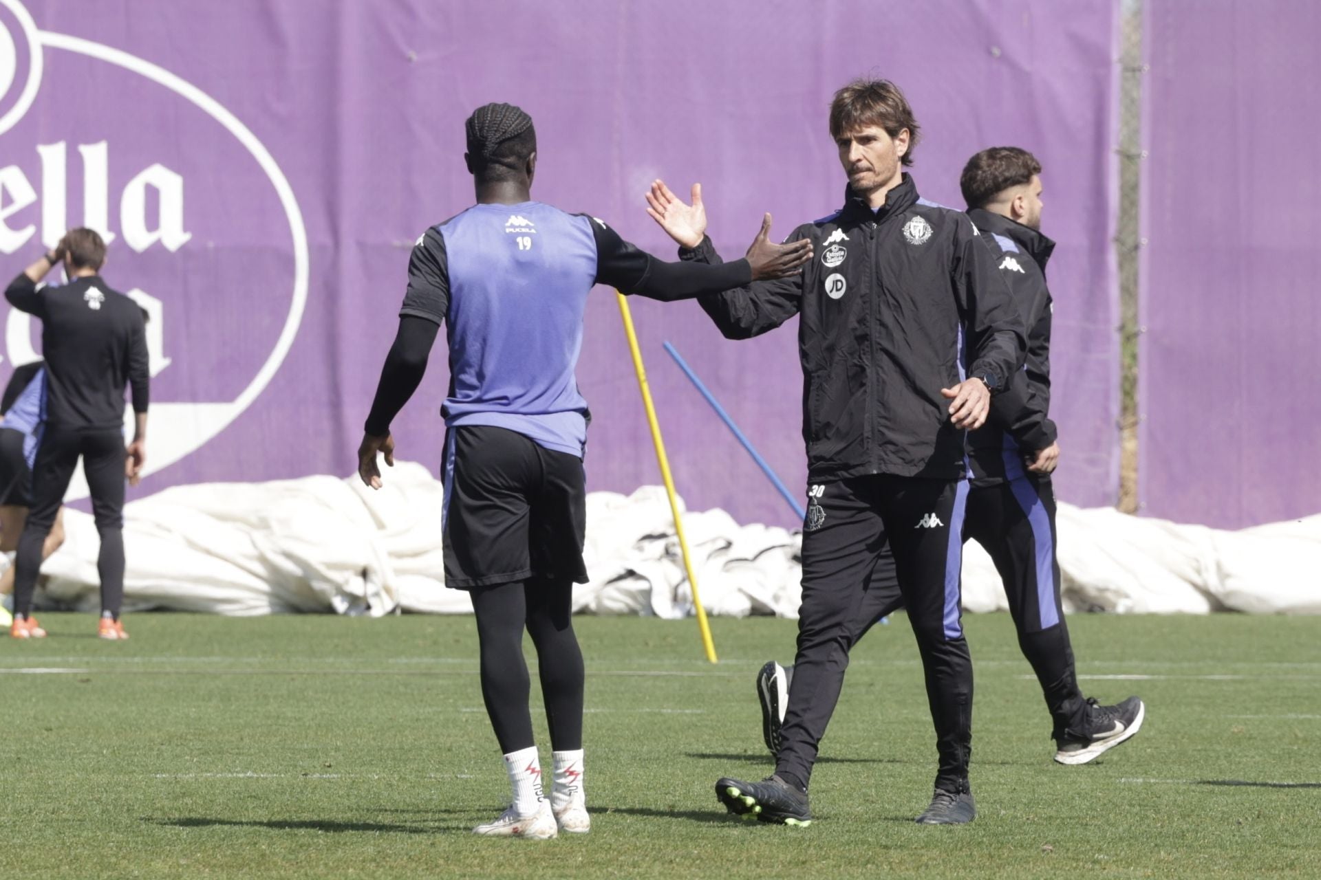 Álvaro Rubio saluda a Amath durante un entrenamiento.