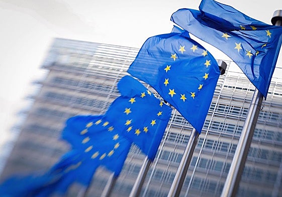 Banderas de Europa junto a la sede de la Comisión Europea, en una imagen de archivo.