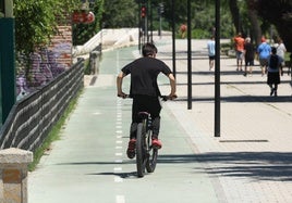 Un usuario del carril bici de Isabel la Católica, hace unos días.