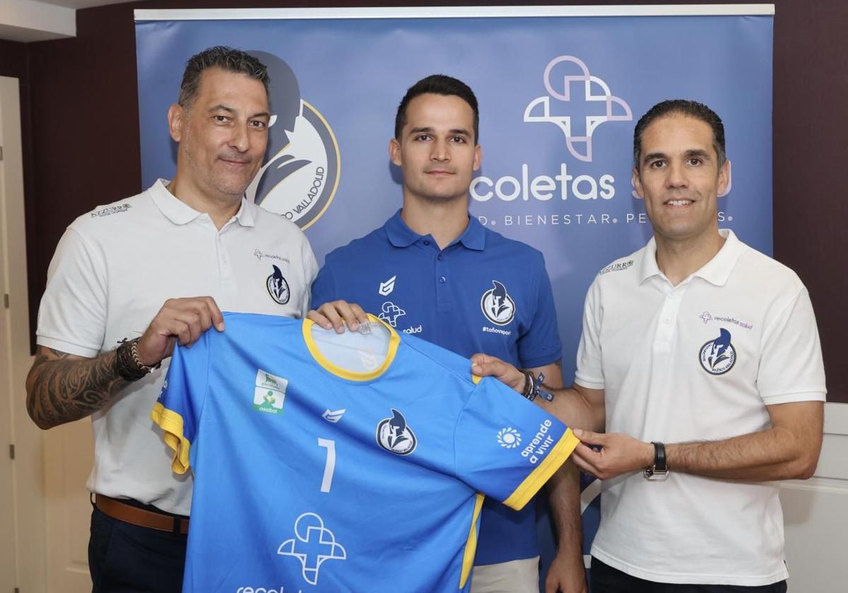 Jorge Serrano, en el centro, acompañado por Óscar Ollero (izquierda) y el presidente del club, Mario Arranz (derecha).