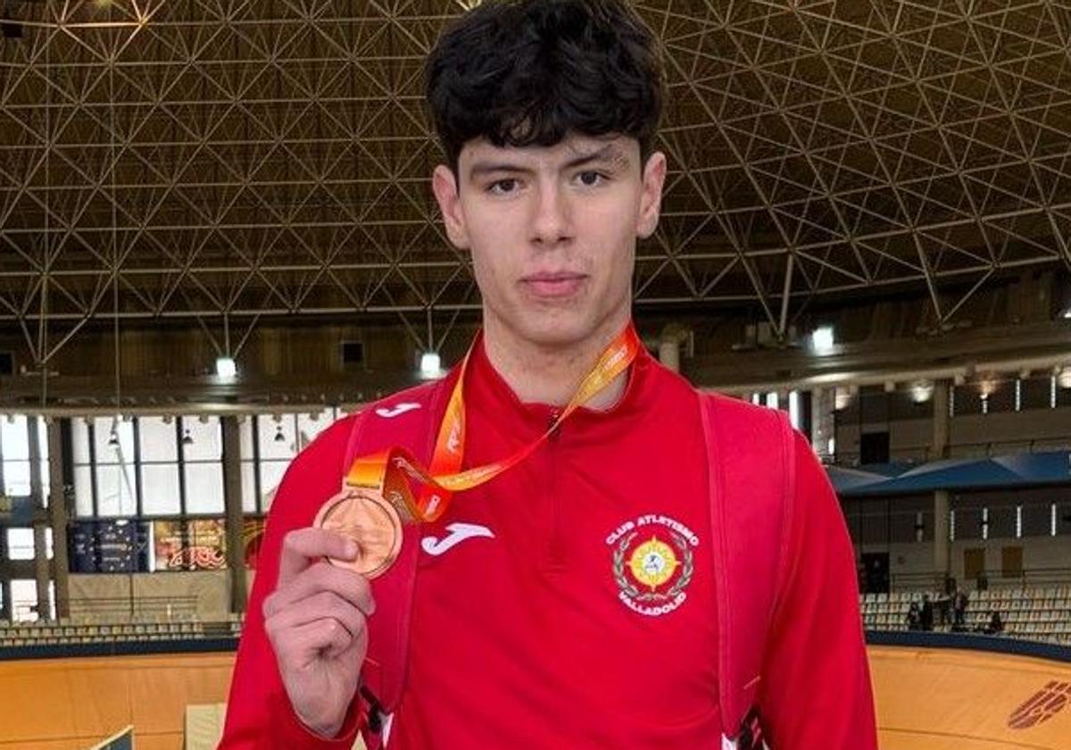 Pablo García, con medalla en pista, CE sub-18.