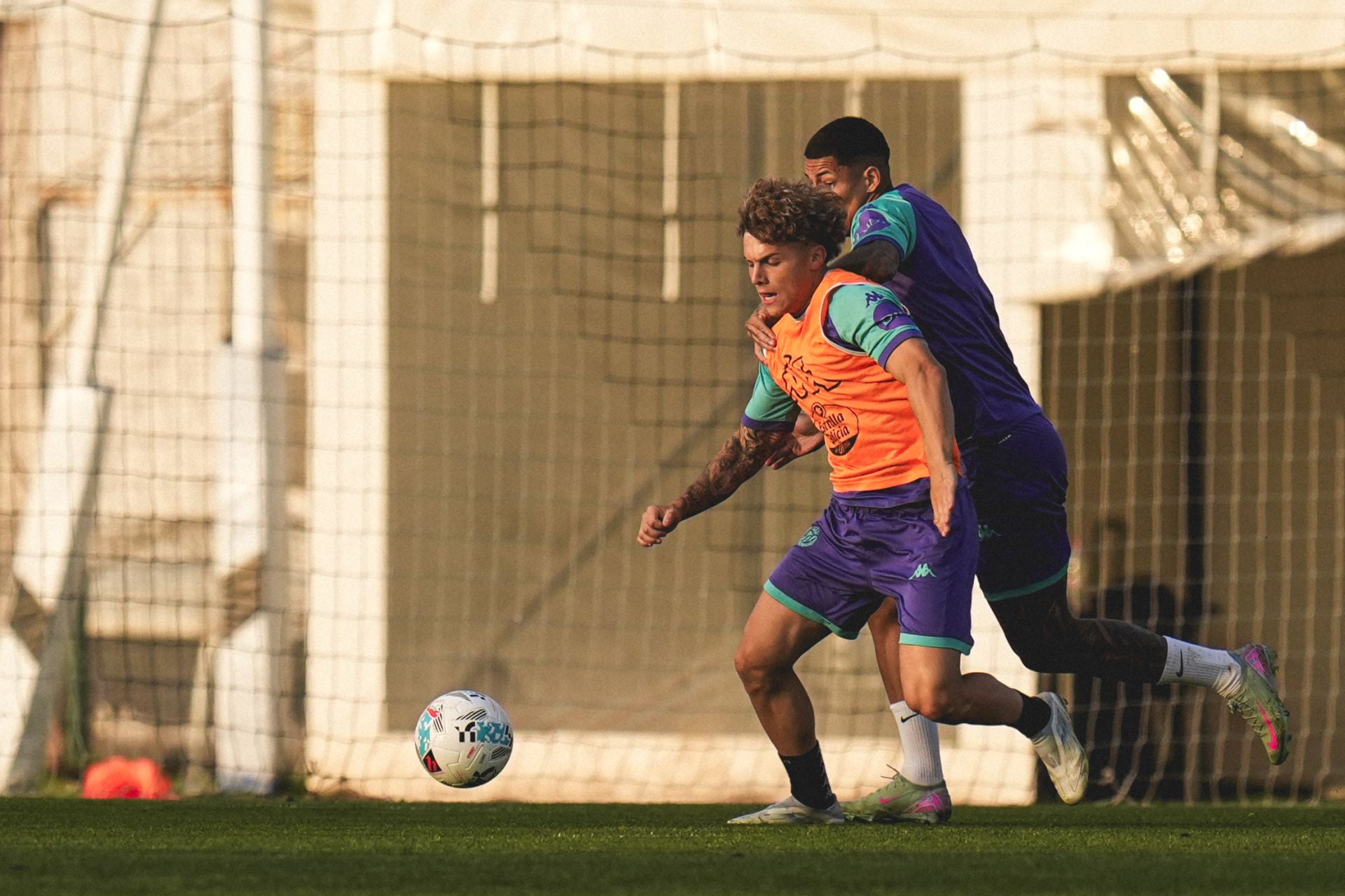 Allin protege el balón ante Marcos André.