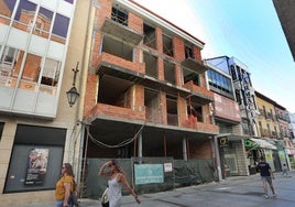 Edificio en rehabilitación para la construcción de viviendas en la Calle Mayor de Palencia.
