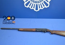 La escopeta intervenida al detenido.