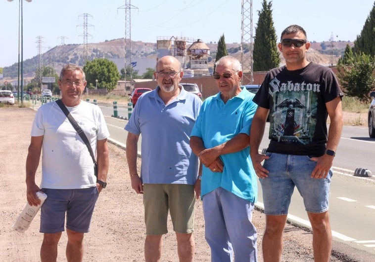 De izquierda a derecha, Miguel González, José María Mate, Antonio López y Luis Álvarez, los vecinos de la avenida de Santander que piden una solución a los malos olores y la limpieza.