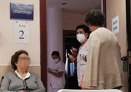 Pacientes en la sala de espera de las consultas de Oftalmología en el Hospital General Universitario de Segovia.