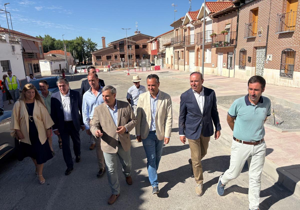 El consejero de Movilidad, José Luis Sanz Merino, ha visitado este martes las actuaciones en Serrada.