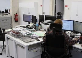 Trabajadora de la Administración de Justicia de Segovia en plena tarea en un despacho del edificio de juzgados.