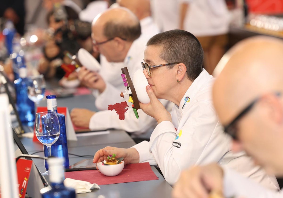 El jurado de la edición de 2024 durante la cata de pinchos.