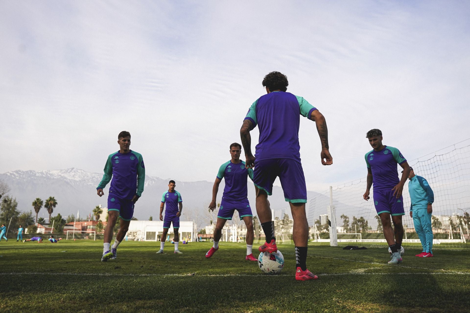 Xavi Moreno, con el balón en un rondo con Jorge Delgado, Latasa, Alejo y Marcos André.