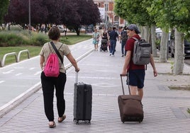 Viajeros con maletas, camino de la estación Valladolid-Campo Grande.