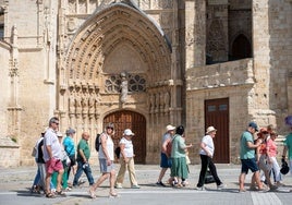 Un grupo de turistas ante la Catedral de Palencia.