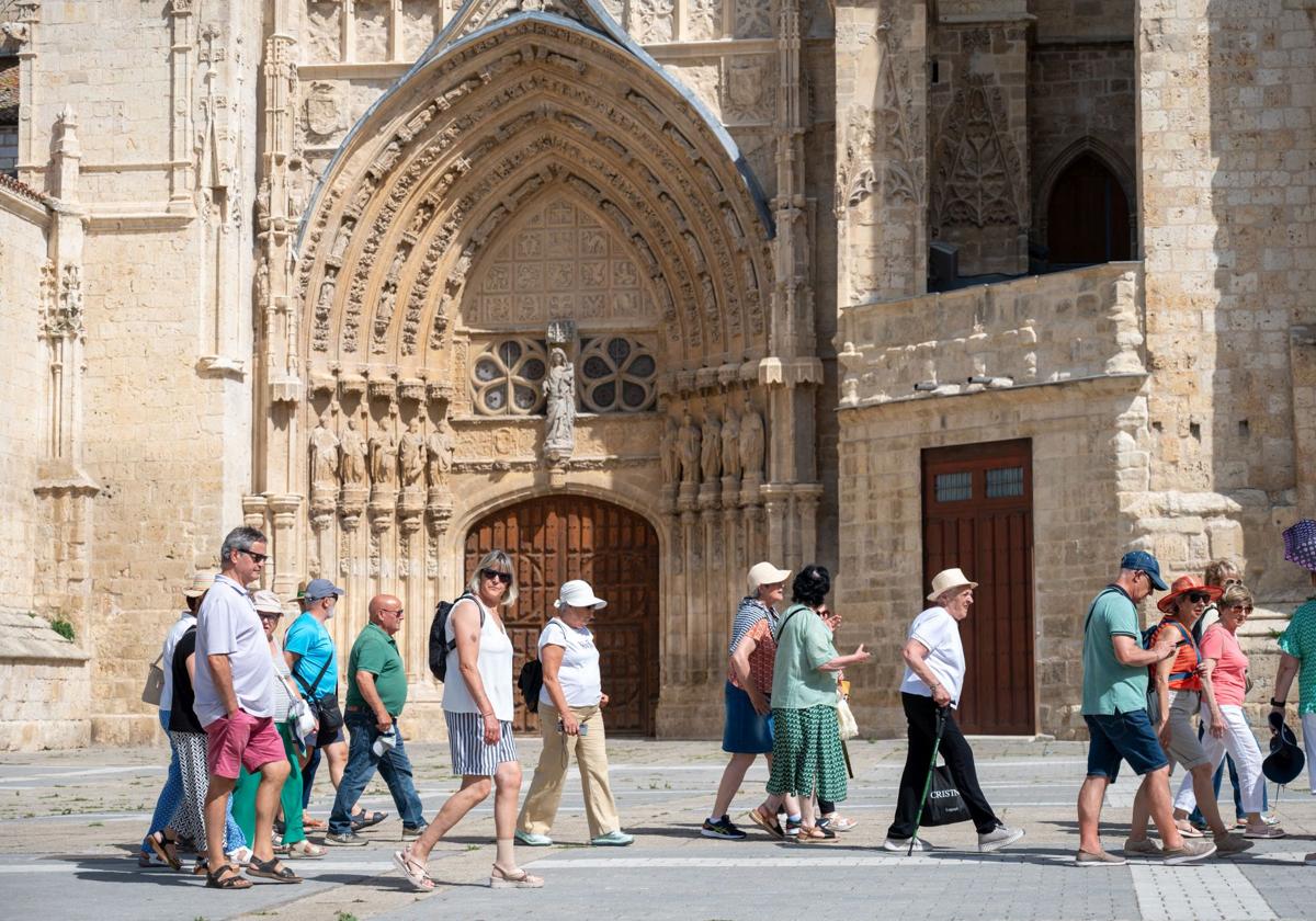 Un grupo de turistas ante la Catedral de Palencia.
