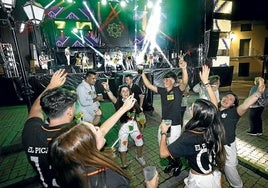 Los integrantes de la peña El Picadero, durante el concierto de la orquesta Génesis en las fiestas de Siete Iglesias de Trabancos.