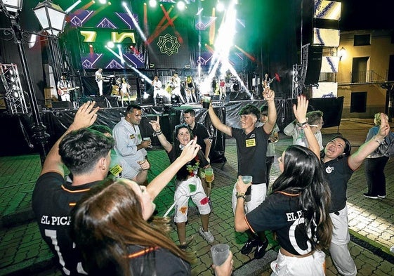 Los integrantes de la peña El Picadero, durante el concierto de la orquesta Génesis en las fiestas de Siete Iglesias de Trabancos.
