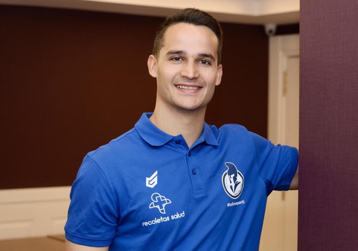 Jorge Serrano posa como nuevo jugador del Recoletas Atlético Valladolid.
