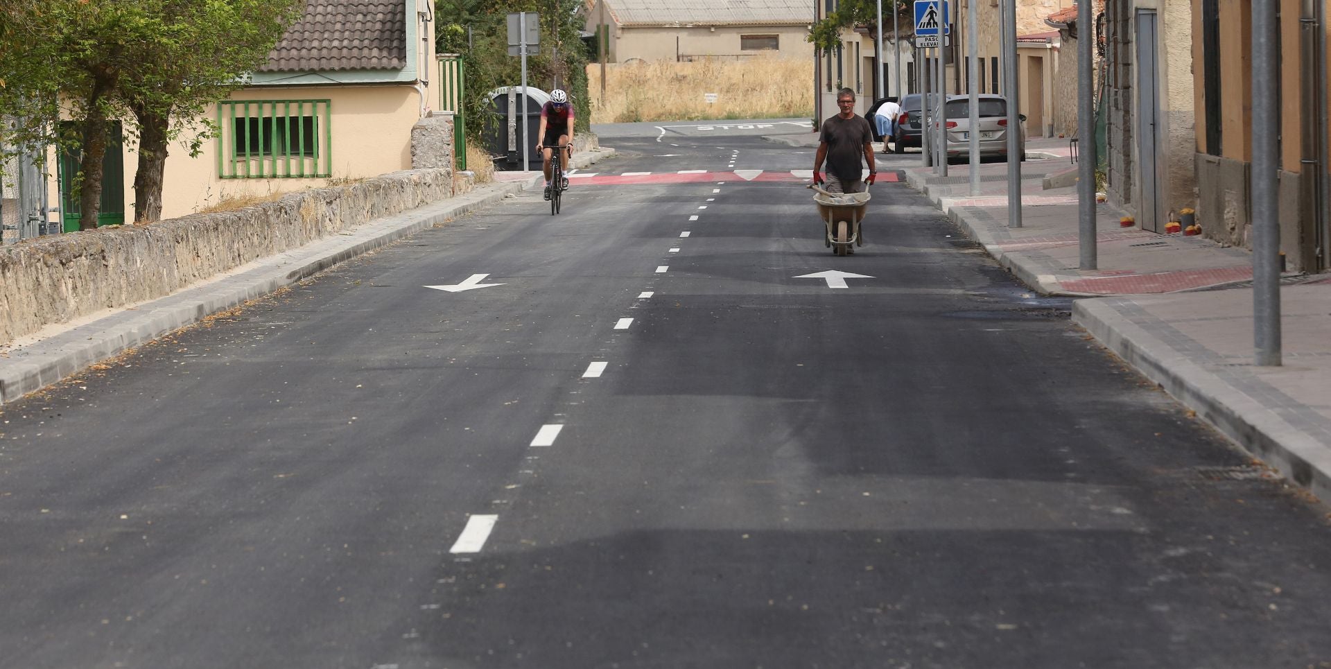 Un ciclista circula por la calle Cantarranas mientras continúan los remates de las obras.