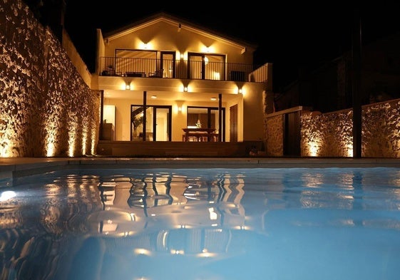 Vista del porche, el patio y la piscina.