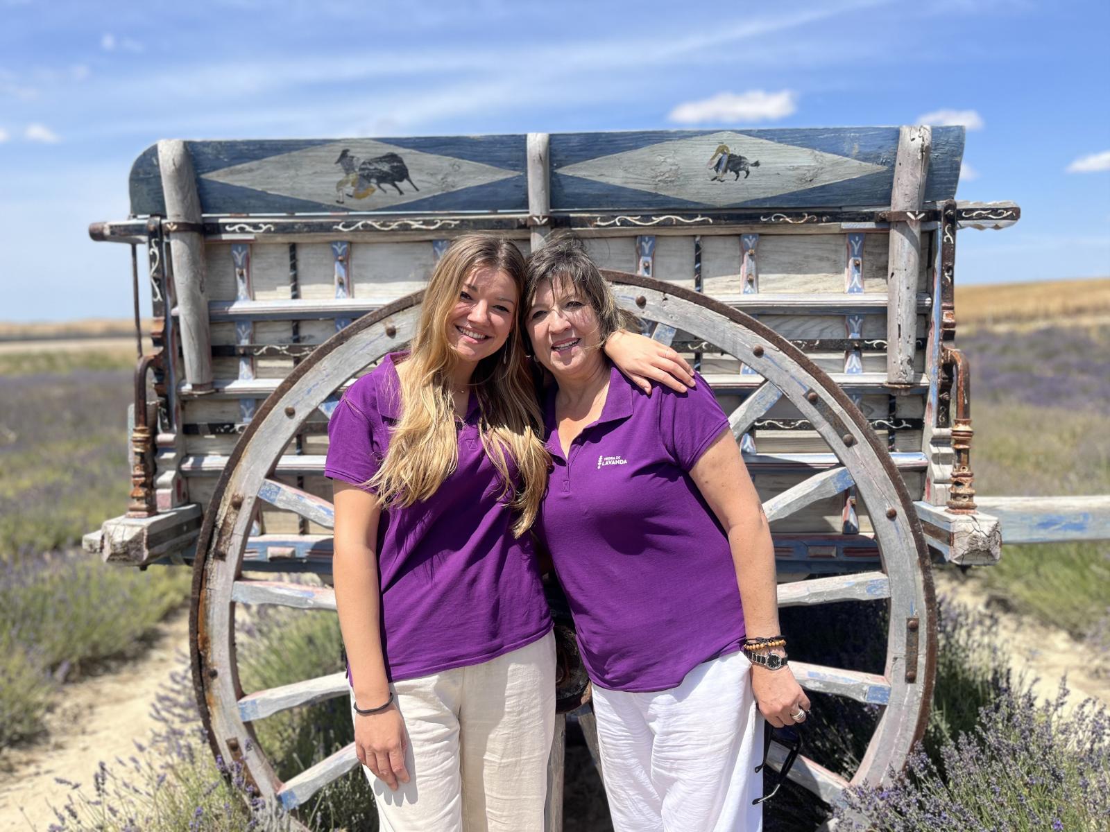 Luz Ruiz y Sofía Fronseca, madre e hija, se abrazan en el 'photocall' más famoso de Tiedra de Lavanda.