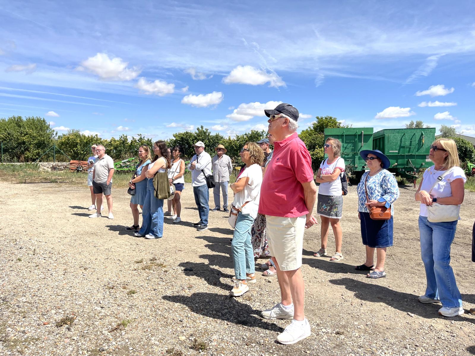 Turistas disfrutan de la visita guiada de Tiedra de Lavanda.