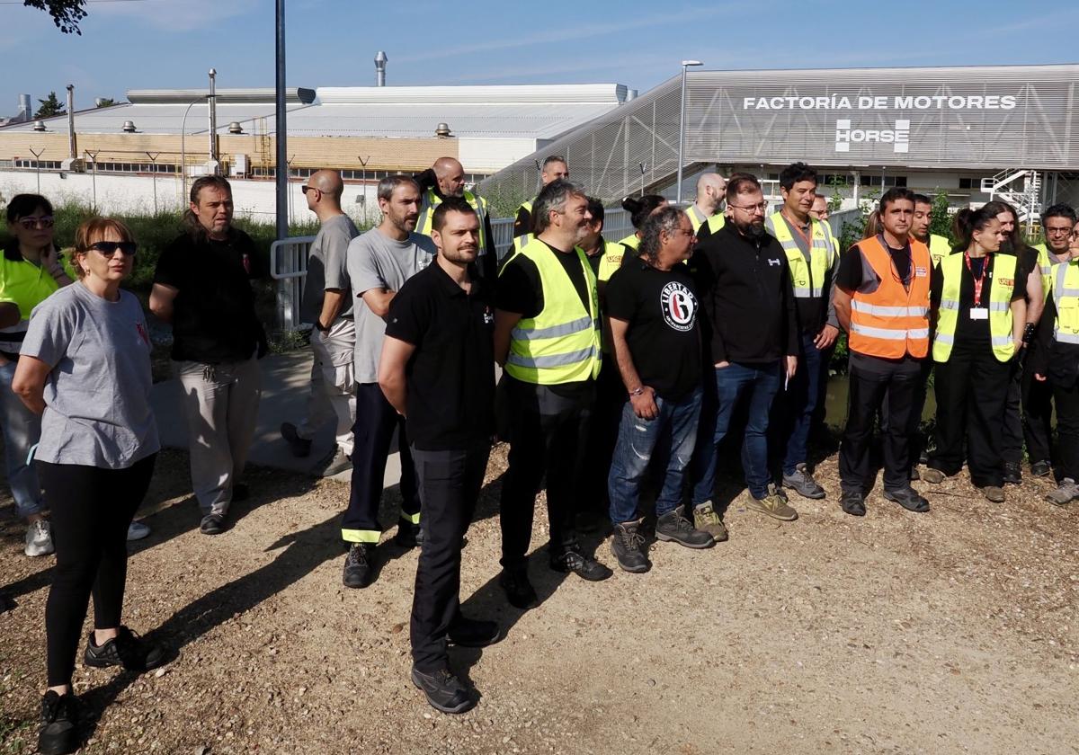 Los miembros de la Comisión Negociadora del convenio colectivo de Horse en el exterior de la factoría el pasado 6 de junio.