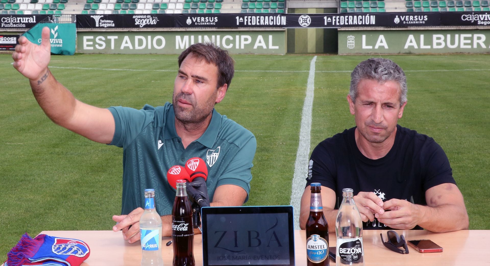 Fotos de la presentación de Iñaki Bea como nuevo entrenador de la Segoviana