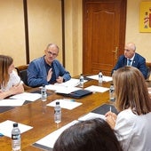 A la derecha, Jacinto Canales, en la reunión del Programa de Fomento del Empleo Agrario.
