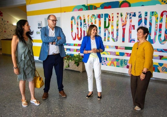 La directora del IES Alonso Berruguete, a la derecha, con la consejera de Educación, el director general de Equipamiento y la secretaria territorial de la Junta en Palencia.