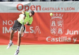 Rafa Jódar, durante un saque en El Espinar.