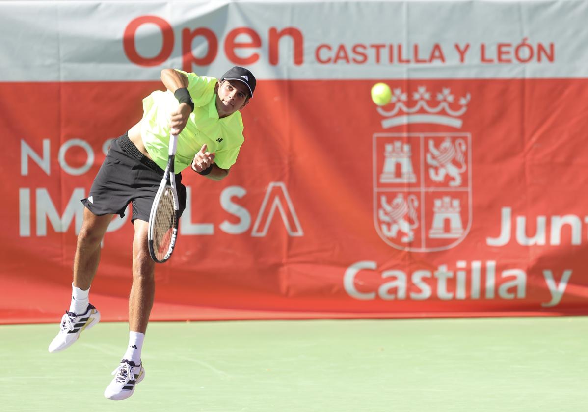 Rafa Jódar, durante un saque en El Espinar.