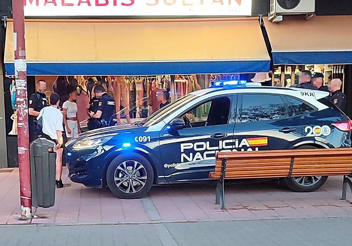 Agentes de la Policía Nacional identifican a varias jóvenes en la avenida de Segovia.