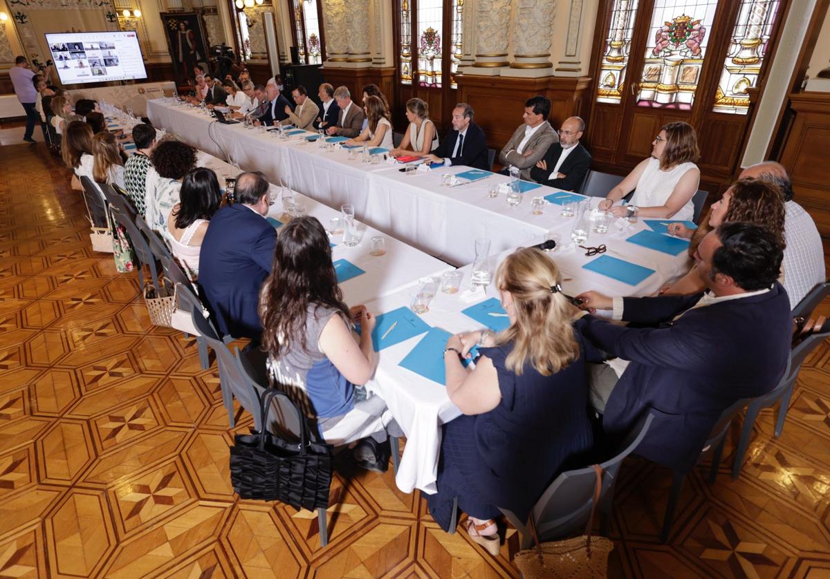 La iniciativa ha reunido en el Salón de Recepciones del Ayuntamiento de Valladolid a empresarios, profesionales y prescriptores en otros países para atraer talento, inversión y oportunidades.