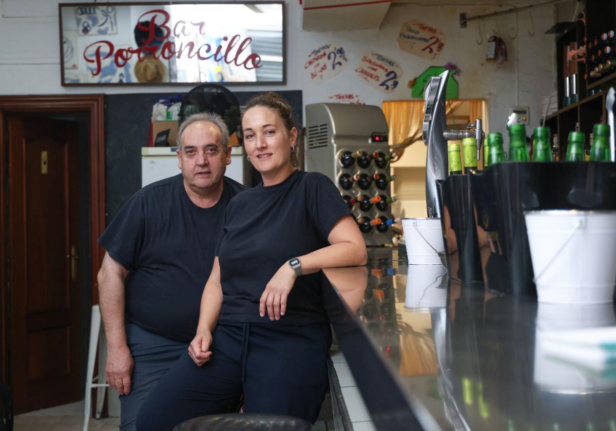 Félix Merino posa junto a su hija Lorena en la barra de El Porroncillo.