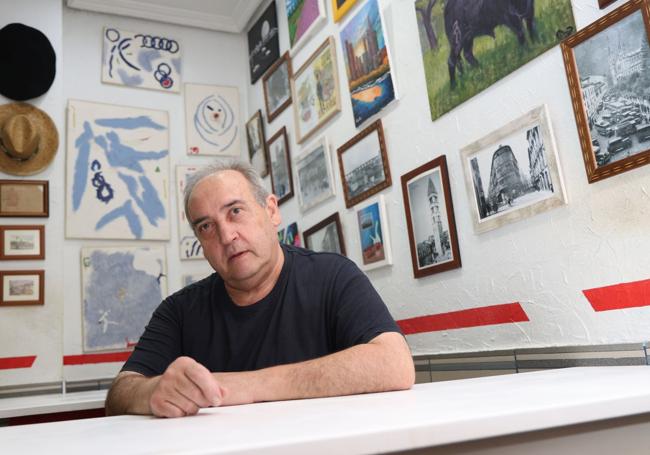 Félix Merino, en un rincón del interior de El Porroncillo.