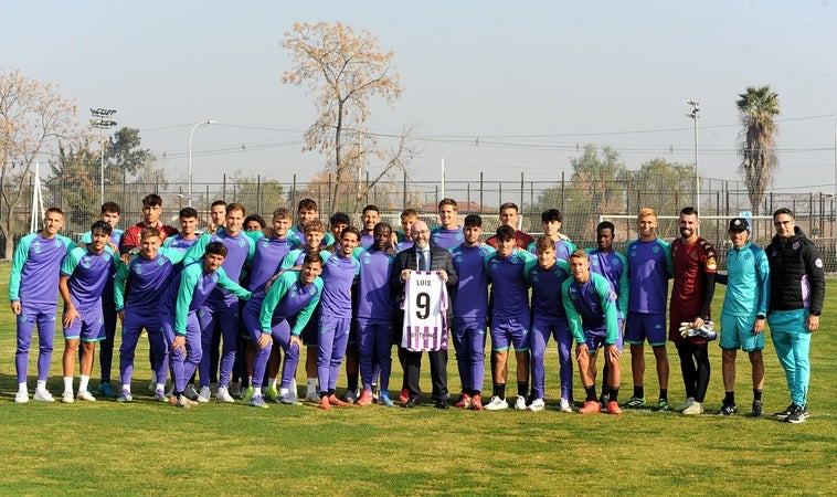 La plantilla del Real Valladolid posa con el vallisoletano Luis Mateos, representante de la Embajada de España en Chile