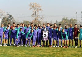 La plantilla del Real Valladolid posa con el vallisoletano Luis Mateos, representante de la Embajada de España en Chile