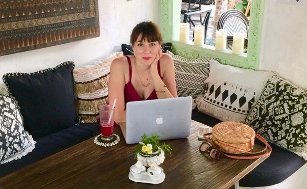Mónica de los Ríos trabajando a distancia desde Bali (Indonesia).