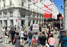 La performance 'Renfe entierra Sanabria por 15 minutos' representada en Madrid.