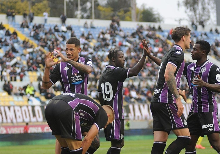 Marcos André celebra con sus compañeros el primer gol del Real Valladolid este miércoles ante el Colo-Colo en Viña del Mar