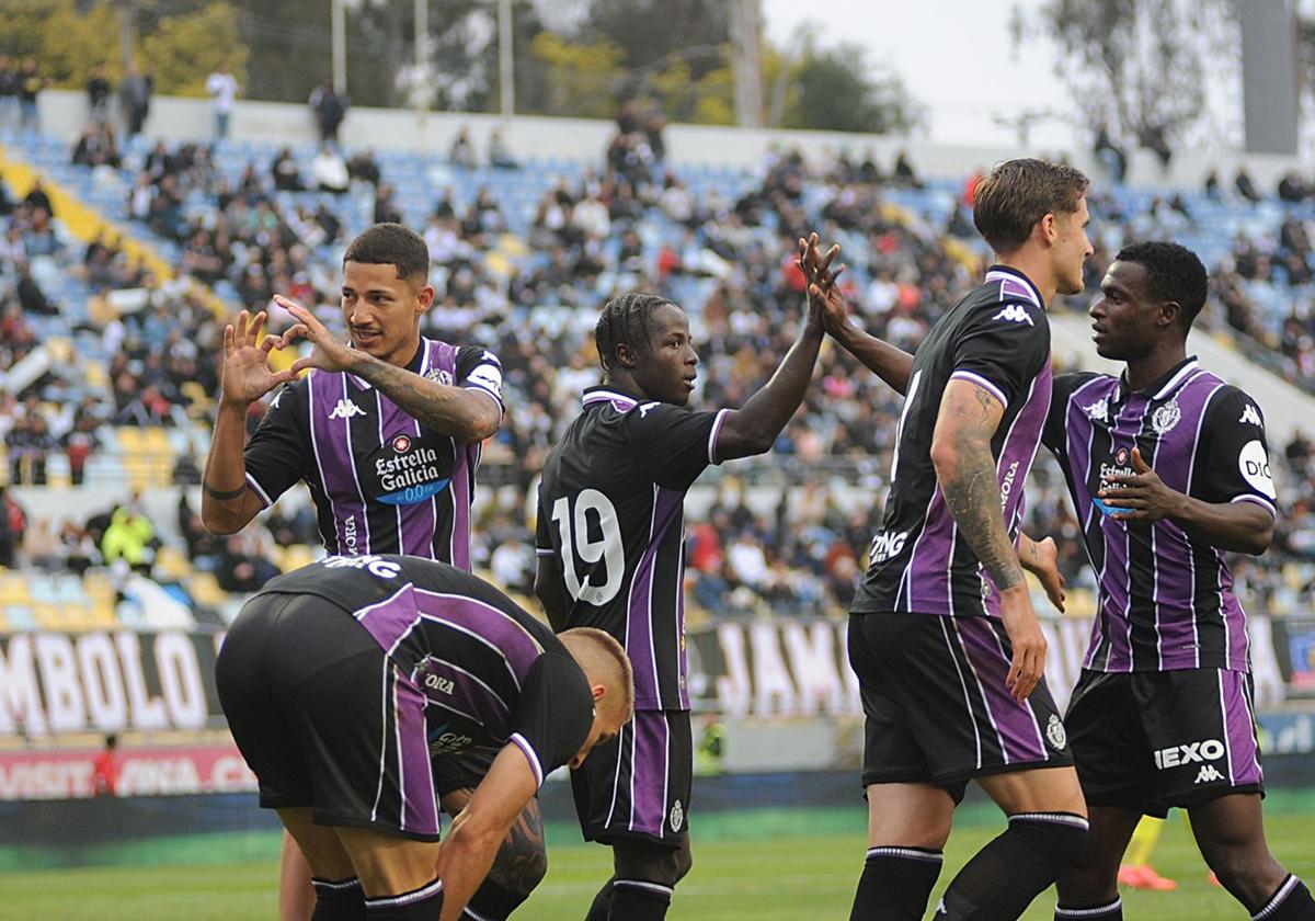 Marcos André celebra con sus compañeros el primer gol del Real Valladolid este miércoles ante el Colo-Colo en Viña del Mar