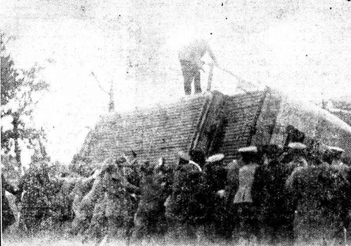 Imagen principal - Arriba, labores de auxilio por parte de los soldados y oficiales del regimiento de Infantería del Cuartel Viriato; abajo, vistas de la presa y del embalse en 1934, y obras de construcción de la misma en 1932.