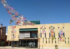 Composiciones realizadas en crochet que dan sombra a la plaza Mayor y decoran la fachada de la casa consistorial de Pedrajas de San Esteban.