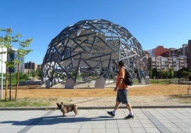 Un vecino observa la geoda de la plaza de la Ciudad de la Comunicación una vez terminada la urbanización del entorno y abierta al tránsito peatonal.