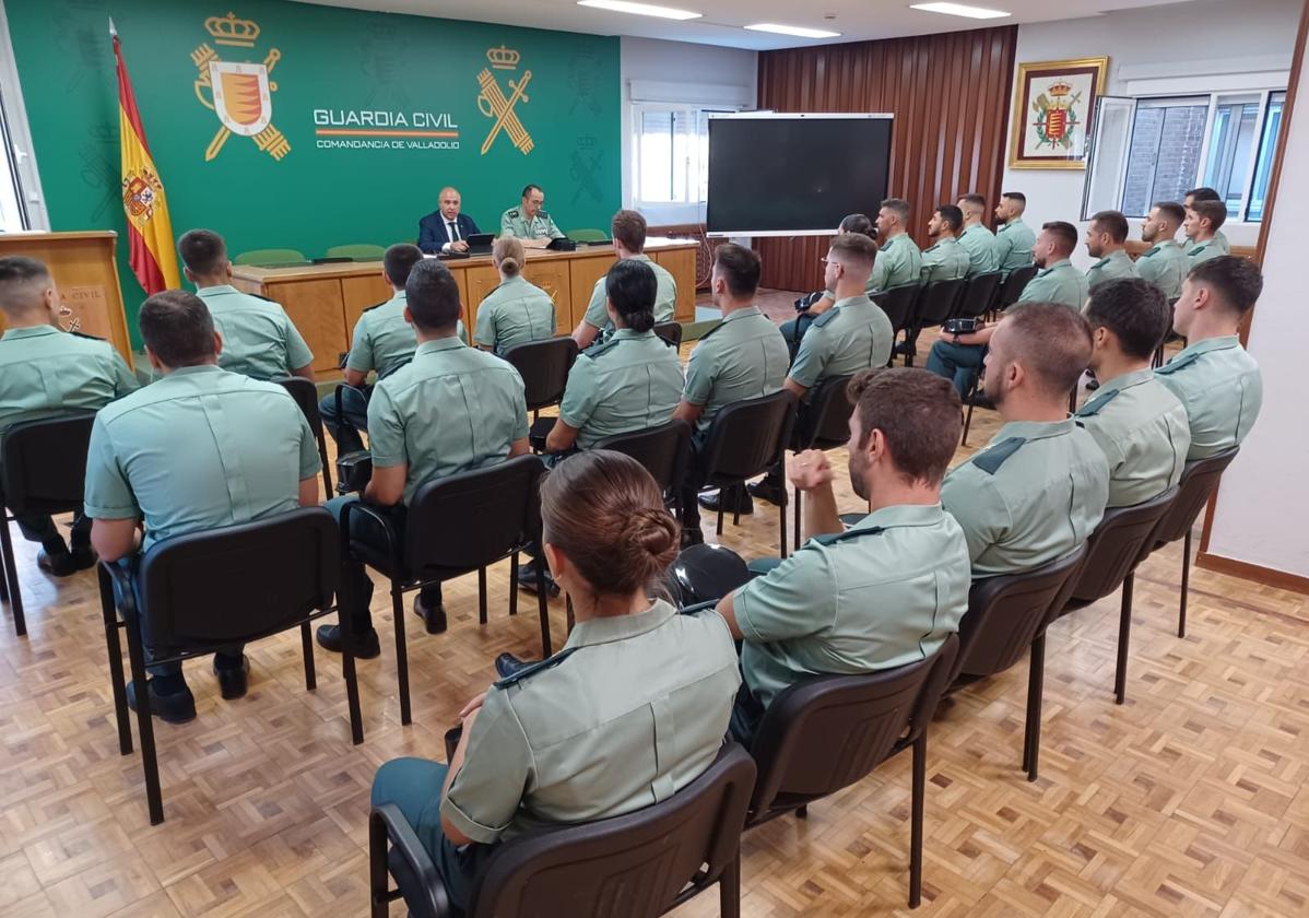 El subdelegado del Gobierno y el coronel jefe de la Comandancia de Valladolid dan la bienvenida, este jueves, a los guardias civiles en prácticas.