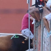 El toro embiste a un hombre durante el toro del cajón de Tudela de Duero.