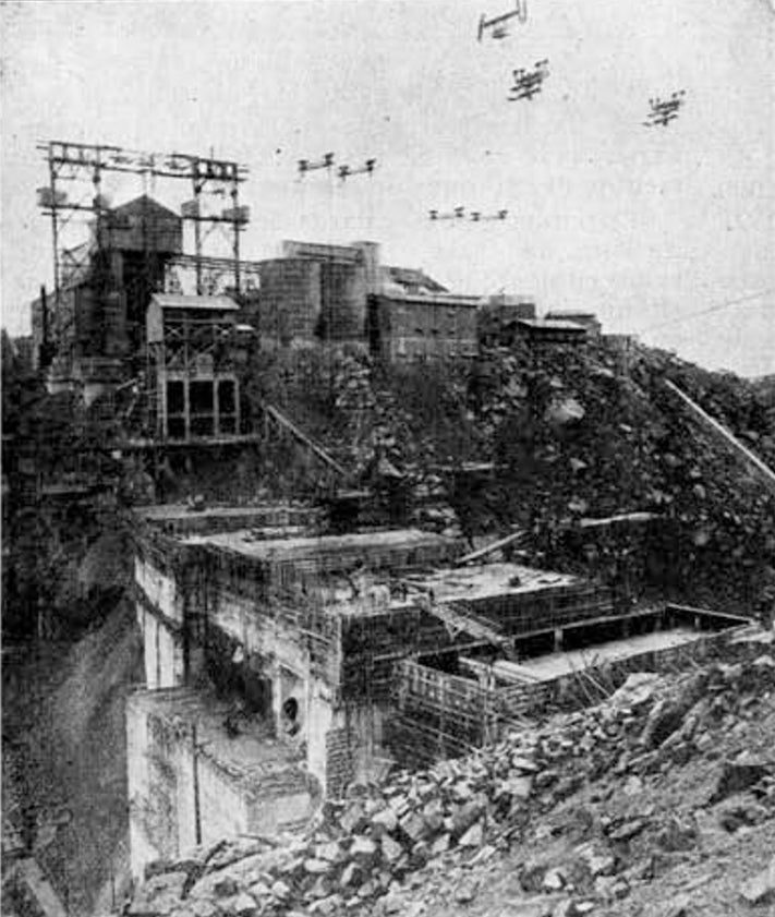 Imagen secundaria 2 - Arriba, labores de auxilio por parte de los soldados y oficiales del regimiento de Infantería del Cuartel Viriato; abajo, vistas de la presa y del embalse en 1934, y obras de construcción de la misma en 1932.